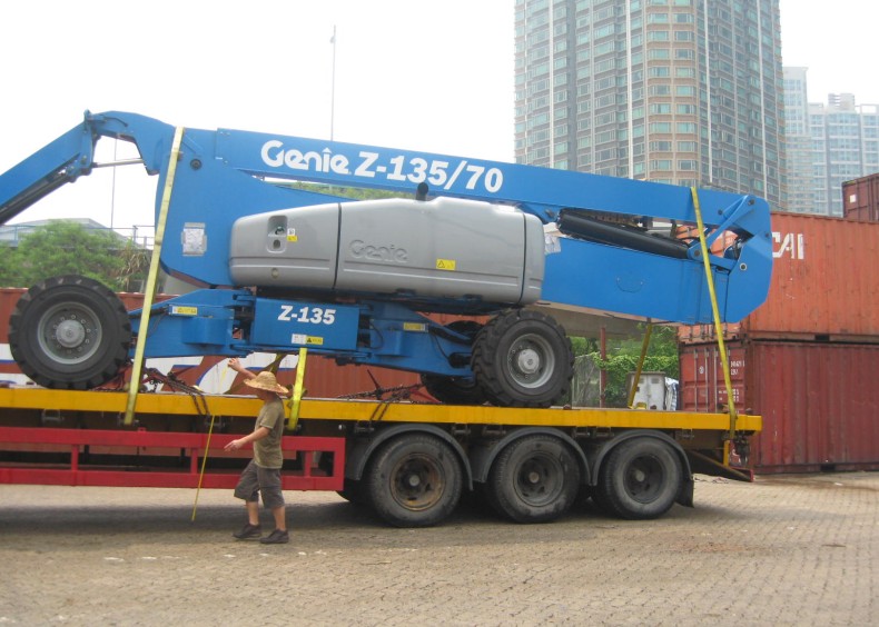 這輛藍(lán)色的進(jìn)口“怪獸”被捆綁后，運(yùn)走了！